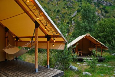 Glamping. Dağlık bir alanda hamağı olan bir çardak..