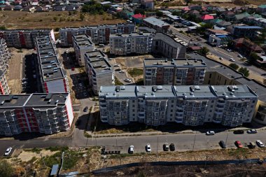 Almaty, Kazakistan - 08.29.2025: Şehrin dışındaki çok katlı binalar.
