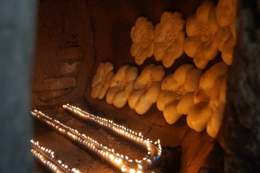 Tandoor fırınında ekmek pişirmek. Mini pastane.