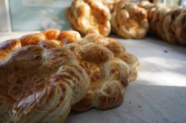 Taze pişmiş tandoor ekmeği. Hamur işleri küçük bir pastanede sergileniyor..
