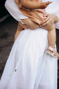 Yüzü olmayan bir çocuk annesinin kollarında.