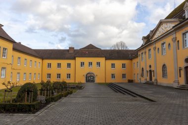 MEERSBURG, ALMANY - 12 Mart 2023 Meersburg Eyalet Şaraphanesi. Avlu, 12 Mart Pazar, orada kimse yok.