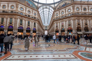 MİLAN, İTALYA - 26 Şubat 2023: Galleria Vittorio Emmanuel II her zamanki kadar kalabalık