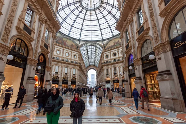 Milão Itália Fevereiro 2023 Galleria Vittorio Emmanuel Está Tão Lotada — Fotografia de Stock