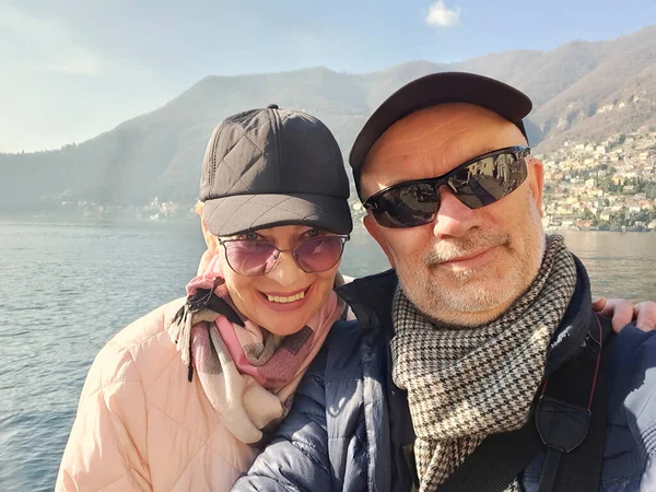 Selfie Comojärven Rannalla Onnellinen Aviopari Kypsässä Iässä Italia Helmikuun Loppu — kuvapankkivalokuva