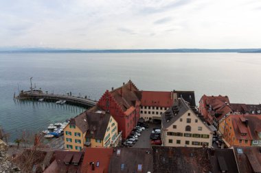 Meersburg, Constance Gölü. Şehrin kıyı bölgesinin üst manzarası yeni şatonun bahçesinin gözlem güvertesinden.