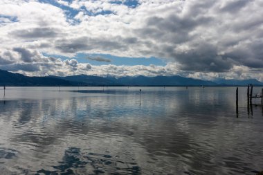 Constance Gölü üzerinde dramatik bir gökyüzü ve ilginç bir yansıma. Lindau 'dan Görünüm