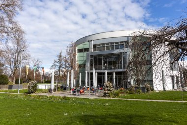 LINDAU, GERMANY - 2 Nisan 2023 Lindau Gazinosu ve Sokak Kafe Binası