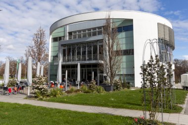 LINDAU, GERMANY - 2 Nisan 2023 Lindau Gazinosu ve Sokak Kafe Binası