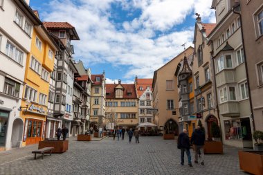 LINDAU, GERMANY - 2 Nisan 2023: İnsanlar Lindau, Almanya 'da ana caddede geziniyorlar