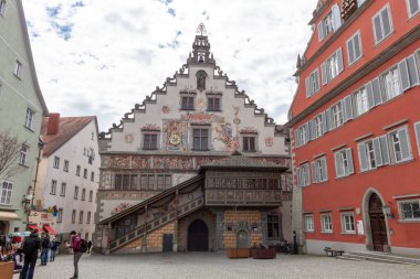 LINDAU, GERMANY - 2 Nisan 2023: Bismarkplatz 'da dekoratif duvar resimleri olan eski belediye binası