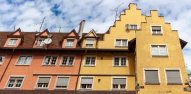 LINDAU, GERMANY - 2 Nisan 2023: Constance Gölü üzerindeki Bavyera liman kenti Lindau 'da tarihi yerleşim yerleri ve caddeleri