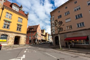 LINDAU, ALMANY - 2 NİSAN 2023 Limdau 'daki sokakta. Sol - Inselbahnhof, Almanya Sanat Müzesi