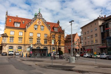 LINDAU, GERMANY - 2 Nisan 2023: Lindau, Almanya 'daki Inselbahnhof Sanat Müzesi' nin arkasındaki Demiryolu İstasyonu yakınlarındaki meydan