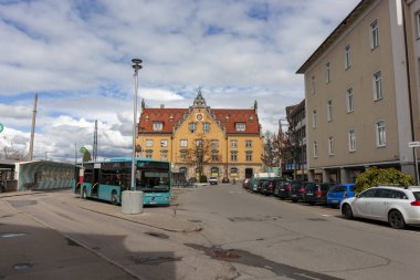 LINDAU, GERMANY - 2 Nisan 2023: Lindau, Almanya 'daki Inselbahnhof Sanat Müzesi' nin arkasındaki Demiryolu İstasyonu yakınlarındaki meydan