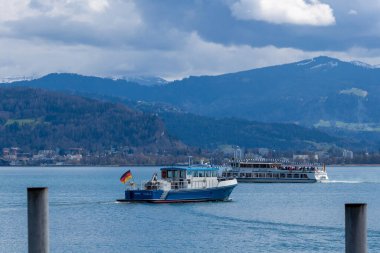 LINDAU, GERMANY - 2 Nisan 2023: Lindau yakınlarındaki Constance Gölü 'ndeki gemiler