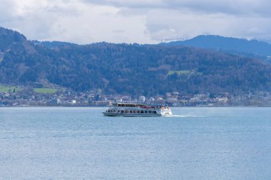 LINDAU, GERMANY - 2 Nisan 2023: Lindau yakınlarındaki Constance Gölü 'ndeki gemiler