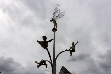 PFULLENDORF, GERMANY - 7 Nisan 2023: Seepark Linzgau 'da Peter Lenk Gençlik Çeşmesi' nin heykeli. Parça