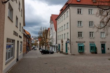 PFULLENDORF, GERMANY - 7 Nisan 2023: Almanya 'nın Pfullendorf kentindeki rahat cadde. Geleneksel eski Alman evleri