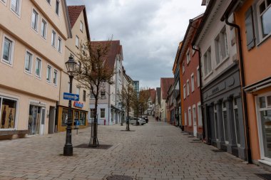PFULLENDORF, GERMANY - 7 Nisan 2023: Almanya 'nın Pfullendorf kentindeki rahat cadde. Geleneksel eski Alman evleri