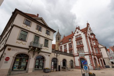 PFULLENDORF, GERMANY - 7 Nisan 2023: Almanya 'nın Pfullendorf kentindeki rahat cadde. Geleneksel eski Alman evleri