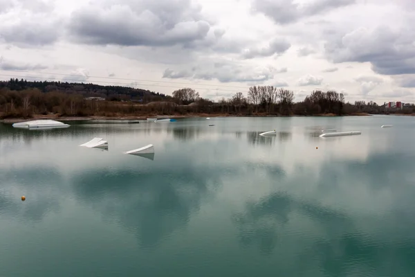 ドイツのプルレンドルフ エイプリル社2023年7日 Seepark Linzgauで水上スキーとウェイクボード用の設備のある湖 — ストック写真