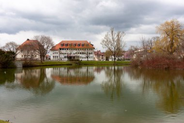 Pfullendorf 'taki eski kasabanın yakınında küçük bir şehir gölü. Almanya, Baden Wuerttemberg