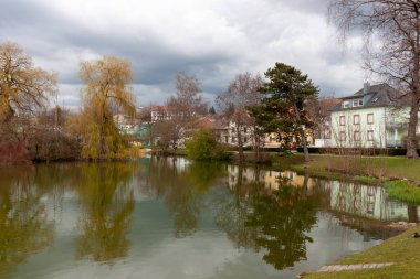 Pfullendorf 'taki eski kasabanın yakınında küçük bir şehir gölü. Almanya, Baden Wuerttemberg