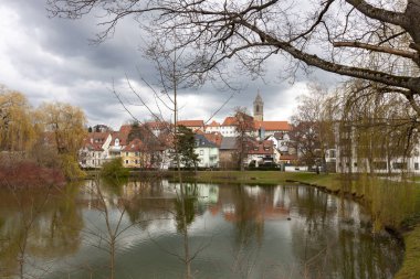 Pfullendorf 'taki eski kasabanın yakınında küçük bir şehir gölü. Almanya, Baden Wuerttemberg