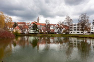 Pfullendorf 'taki eski kasabanın yakınında küçük bir şehir gölü. Almanya, Baden Wuerttemberg