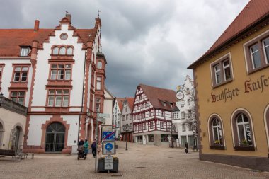 PFULLENDORF, GERMANY - 7 Nisan 2023: Almanya 'nın Pfullendorf kentindeki rahat cadde. Geleneksel eski Alman evleri