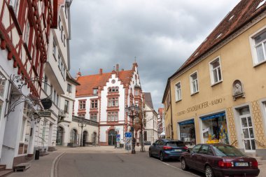 PFULLENDORF, GERMANY - 7 Nisan 2023: Almanya 'nın Pfullendorf kentindeki rahat cadde. Geleneksel eski Alman evleri