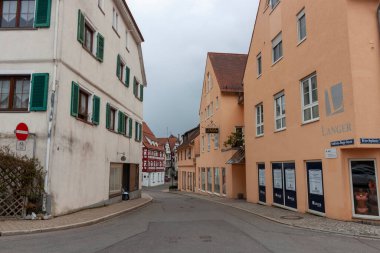 PFULLENDORF, GERMANY - 7 Nisan 2023: Almanya 'nın Pfullendorf kentindeki rahat cadde. Geleneksel eski Alman evleri