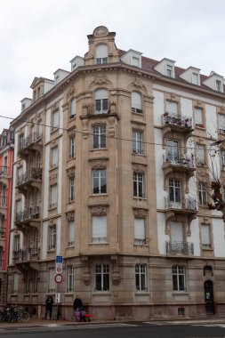 STRASBOURG, FRANCE - 5 HAZİRAN 2023: Fransa 'nın pitoresk kasabasındaki Strasbourg Caddesi