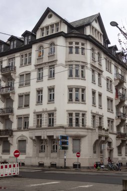 STRASBOURG, FRANCE - 5 HAZİRAN 2023: Fransa 'nın pitoresk kasabasındaki Strasbourg Caddesi