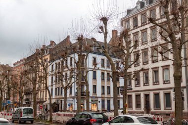 STRASBOURG, FRANCE - 5 HAZİRAN 2023: Fransa 'nın pitoresk kasabasındaki Strasbourg Caddesi