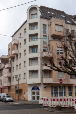 STRASBOURG, FRANCE - 5 HAZİRAN 2023: Fransa 'nın pitoresk kasabasındaki Strasbourg Caddesi