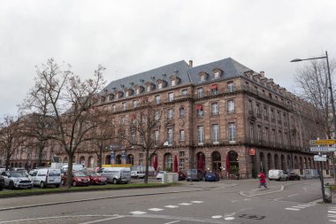 STRASBOURG, FRANCE - 5 HAZİRAN 2023: Fransa 'nın pitoresk kasabasındaki Strasbourg Caddesi