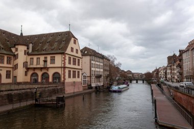 STRASBOURG, FRANCE - 5 HAZİRAN 2023: Fransa 'daki Strasbourg kentinin seddi üzerine
