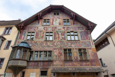 SCHAFFHAUSEN, SWitzERLAND - 21 Mayıs 2023: Tarihi Haus zum Ritter, eski şehir Schaffhausen, İsviçre