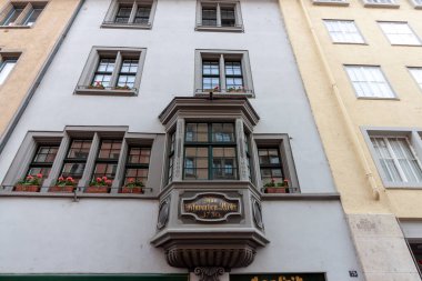 SHAFFHAUSEN, SWitzERLAND - 21 Mayıs 2023: Körfez penceresi, odanın ön cepheden çıkan bir bölümü. Schaffhausen 'in eski kesimindeki evlerin eşsiz pencereleri.