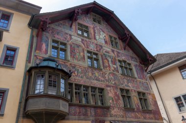 SCHAFFHAUSEN, SWitzERLAND - 21 Mayıs 2023: Tarihi Haus zum Ritter, eski şehir Schaffhausen, İsviçre