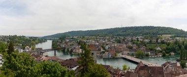 SCHAFFHAUSEN, SWitzERLAND - 21 Mayıs 2023: Eski Schaffhausen kasabasındaki ortaçağ kalesinden Ren nehri ile eski kasabanın havadan görünüşü