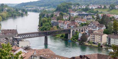 Eski Schaffhausen kasabasındaki ortaçağ kalesinden Ren nehrinin olduğu eski şehrin havadan görünüşü Munot adında.