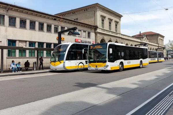 Schaffhausen Switzerland Mayıs 2023 Otobüsler Insanlar Schaffhausen Şehrindeki Bahnhofstrasse Caddesindeki — Stok fotoğraf