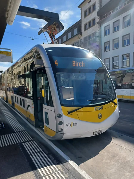 Schaffhausen Switzerland Mayıs 2022 Otobüsler Insanlar Schaffhausen Şehrindeki Bahnhofstrasse Caddesindeki — Stok fotoğraf