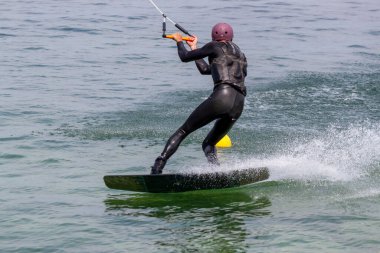 ROMANSHORN, SWitzERLAND - 4 Haziran 2023: bir kılavuz mekanizması ile Wakeboard. Bilinmeyen bir sporcu kabloyu tutar ve seyahat yönünde numaralar yapar..