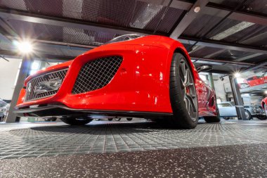 ROMANSHORN, SWitzERLAND - 4 Haziran 2023: Kırmızı 2010 Ferrari 599 GTO Romanshorn müzesi Autobau erlebniswelt. Alt ön görünüm