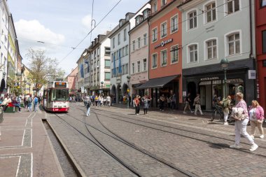 FREIBURG, ALMANY - 6 Mayıs 2023: Freiburg 'da Tramvay
