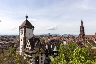 Ünlü eski Freiburg im Breisgau kasabasındaki tarihi binalar. Schlossberg 'den Görünüm